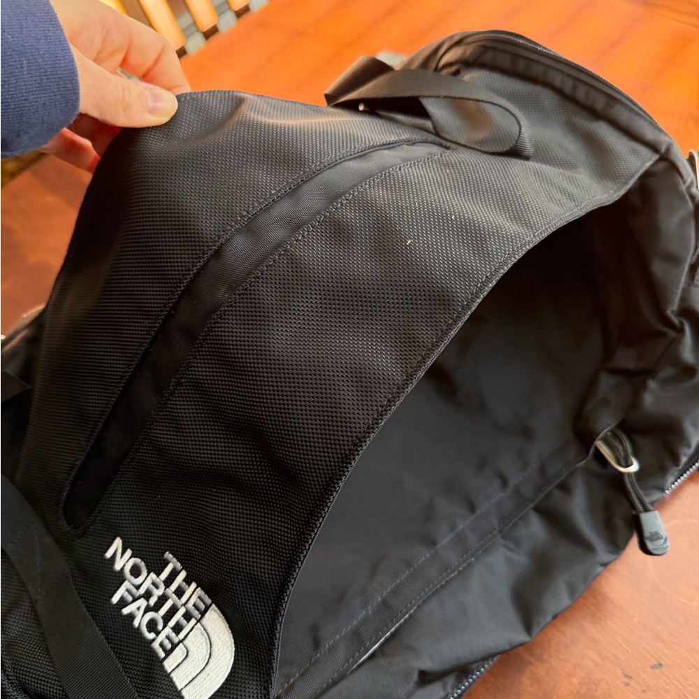 Never Used! North Face Chugach 18 Black Backpack - Picture 2 of 8